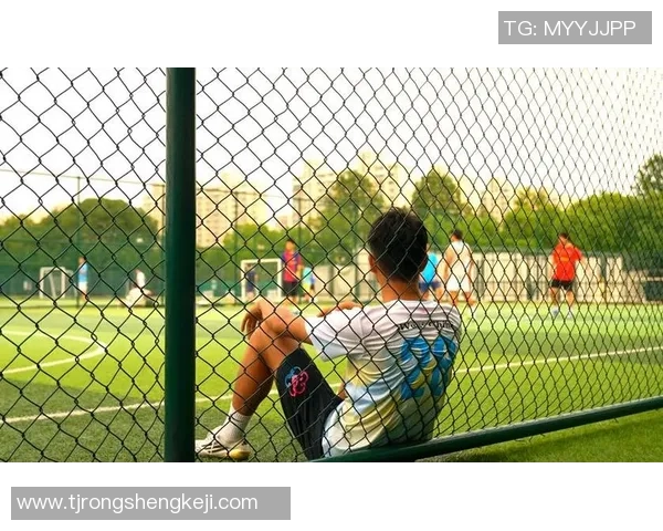 帅气足球明星男孩的成长故事与梦想追逐之旅 帅气足球明星男孩的成长故事与梦想追逐之旅