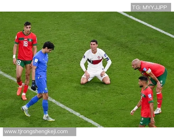 孤独的足球明星在绿茵场上追逐梦想的背影与心灵的挣扎